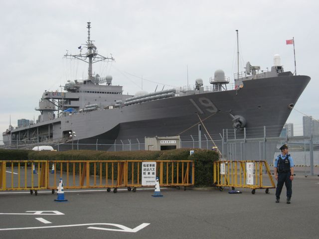 米海軍第７艦隊の旗艦「ブルーリッジ（右）」と、海上自衛隊の護衛艦「ひゅうが（左）」