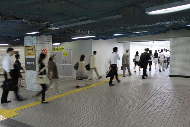 豊洲駅、混雑緩和？