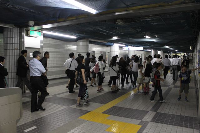 豊洲駅、混雑緩和？